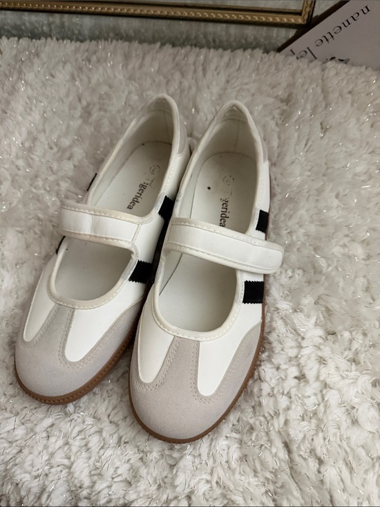 Tigeridea Shoes - Casual Mary Jane Flats in White and Beige with Black Accent